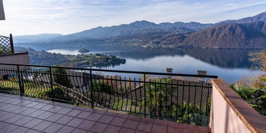 CARCEGNA Appartamento con la migliore vista lago e terrazza