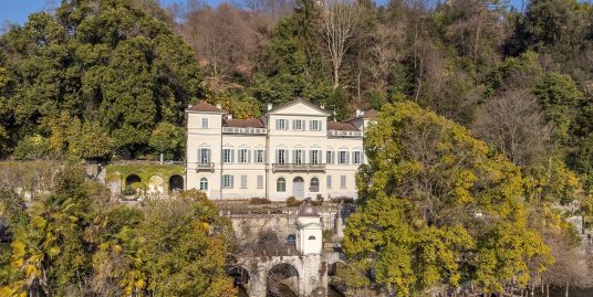 ORTA Appartamento su due piani con posti auto e giardino a bordo lago