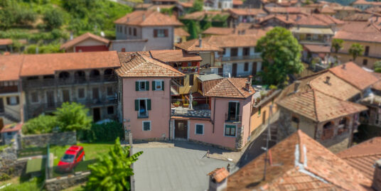 ARMENO Casa di corte con giardino privato e autorimessa