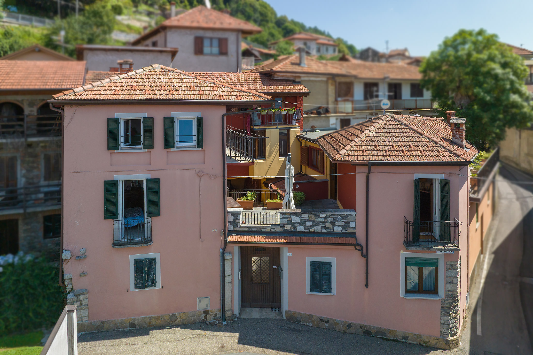 ARMENO Casa di corte con giardino privato e autorimessa