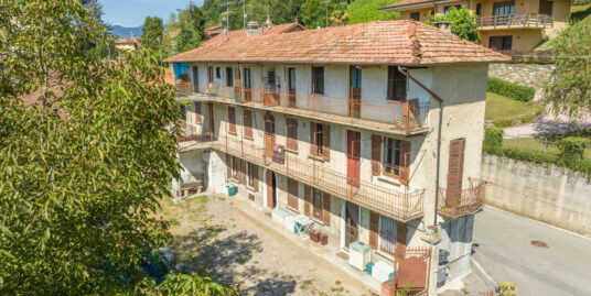 ARMENO Casa indipendente con ampio giardino