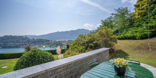 MIASINO Appartamento vista lago con giardino e piscina condominiale