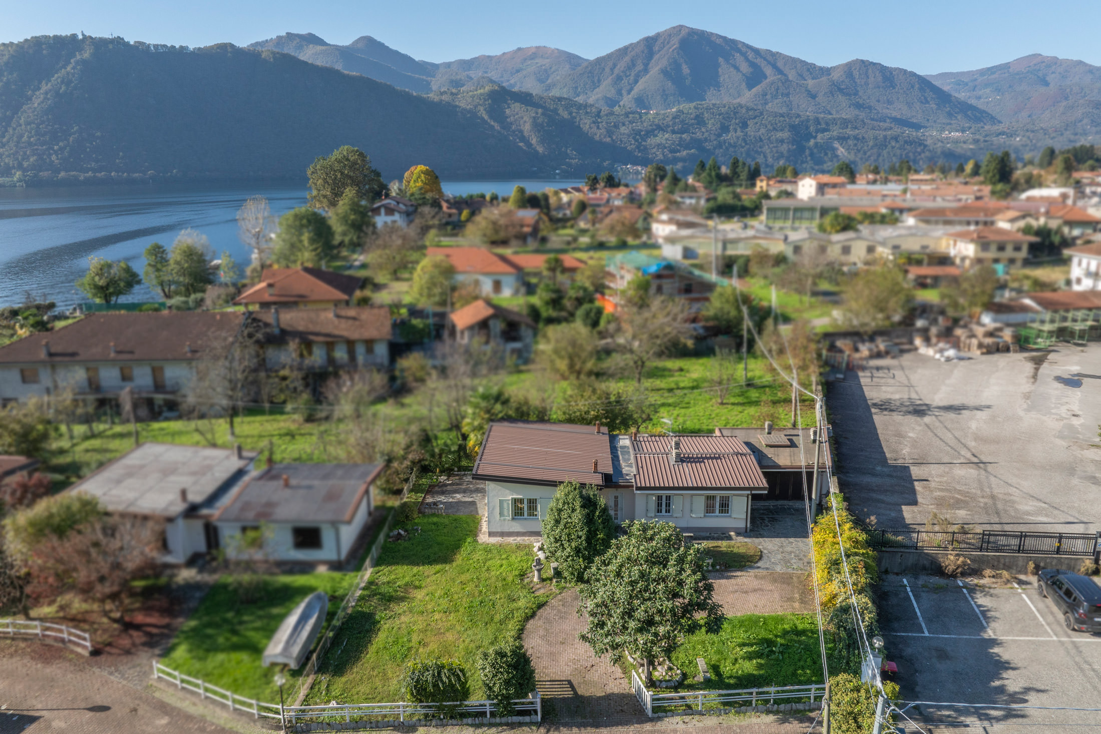 PETTENASCO Villetta con giardino privato presso “Villaggio Pescone” con spiaggia e accesso al lago