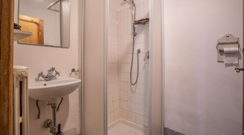 ortalloggi_casa_villa_invorio30 bagno nel mezzanino