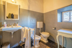 ortalloggi_casa_villa_invorio40 bagno nel mezzanino