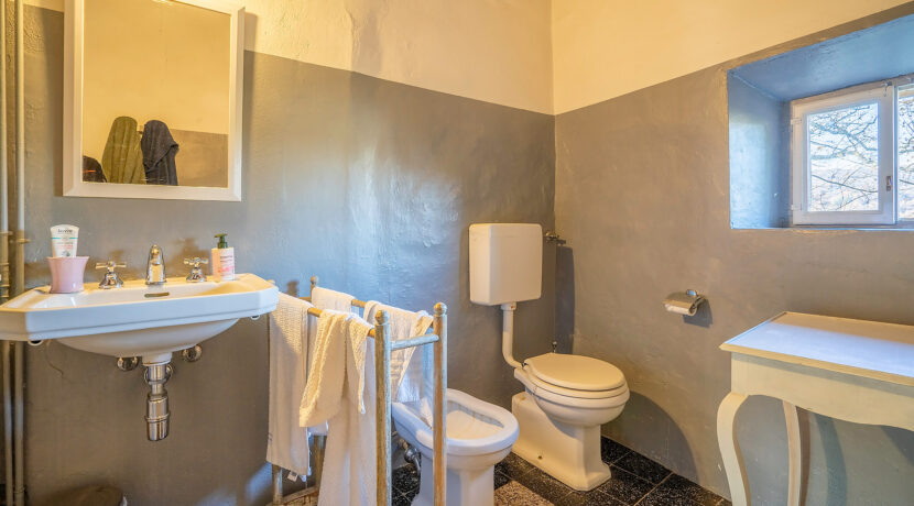 ortalloggi_casa_villa_invorio40 bagno nel mezzanino